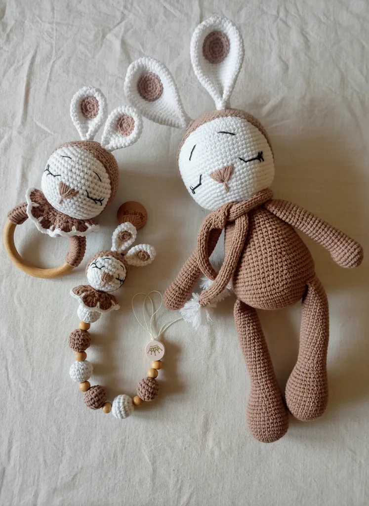 Amigurumi Uyku Arkadaşı ve Oyuncak Seti - El Örgüsü Tavşan ve Çıngırak