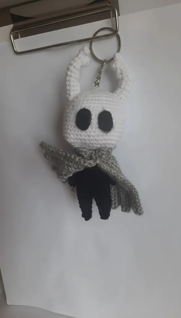 Hollow Knight Oyun Karakteri Örgü Anahtarlık - Tığ İşi Şövalye