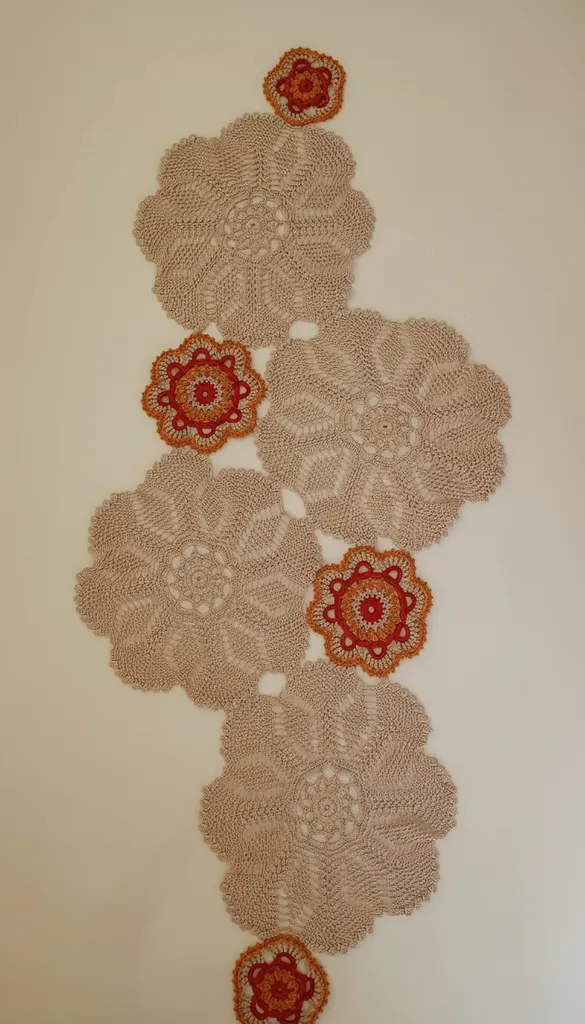 El Örgüsü Bej Renkli Floş İp Çiçek Desenli Oval Masa Runnerı 93x93 cm