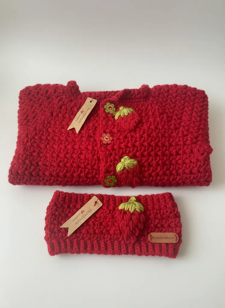 Kız Bebek Kırmızı Çilek Desenli Örgü Hırka ve Saç Bandı Seti