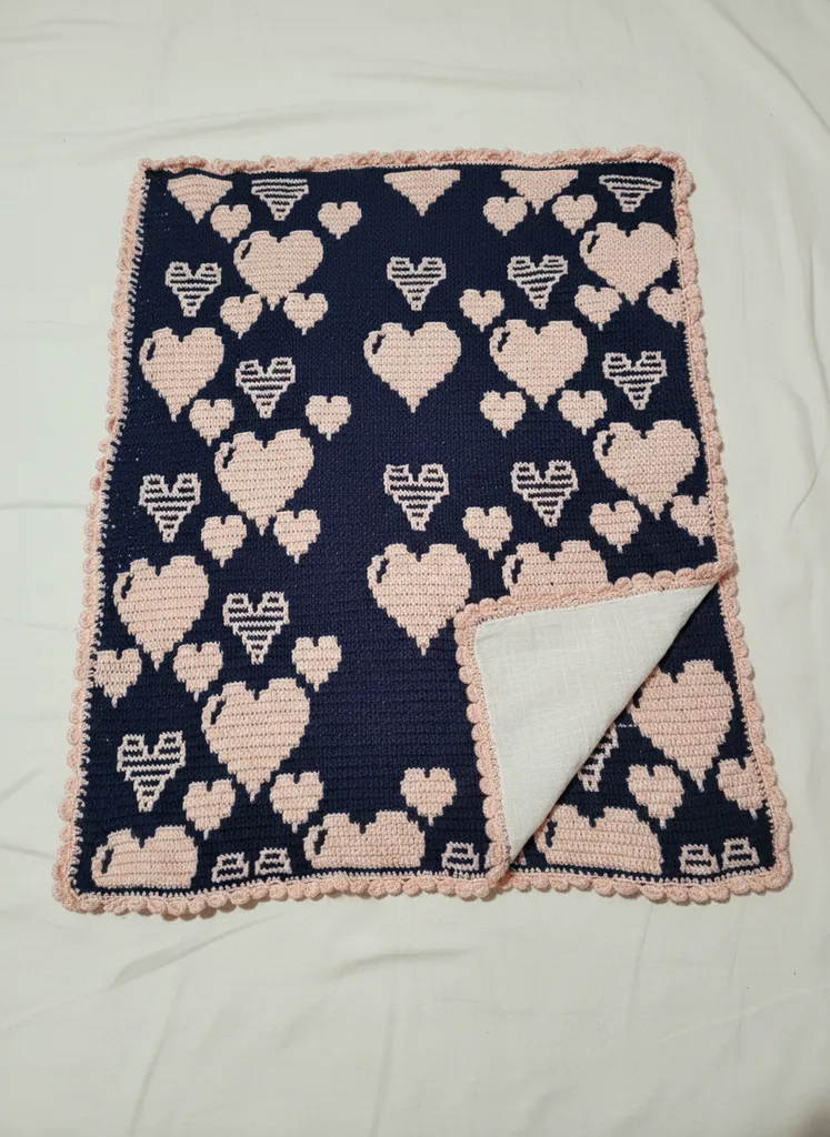 Lacivert Pembe Kalpli Örgü Bebek Battaniyesi - 75x80 cm - El Emeği