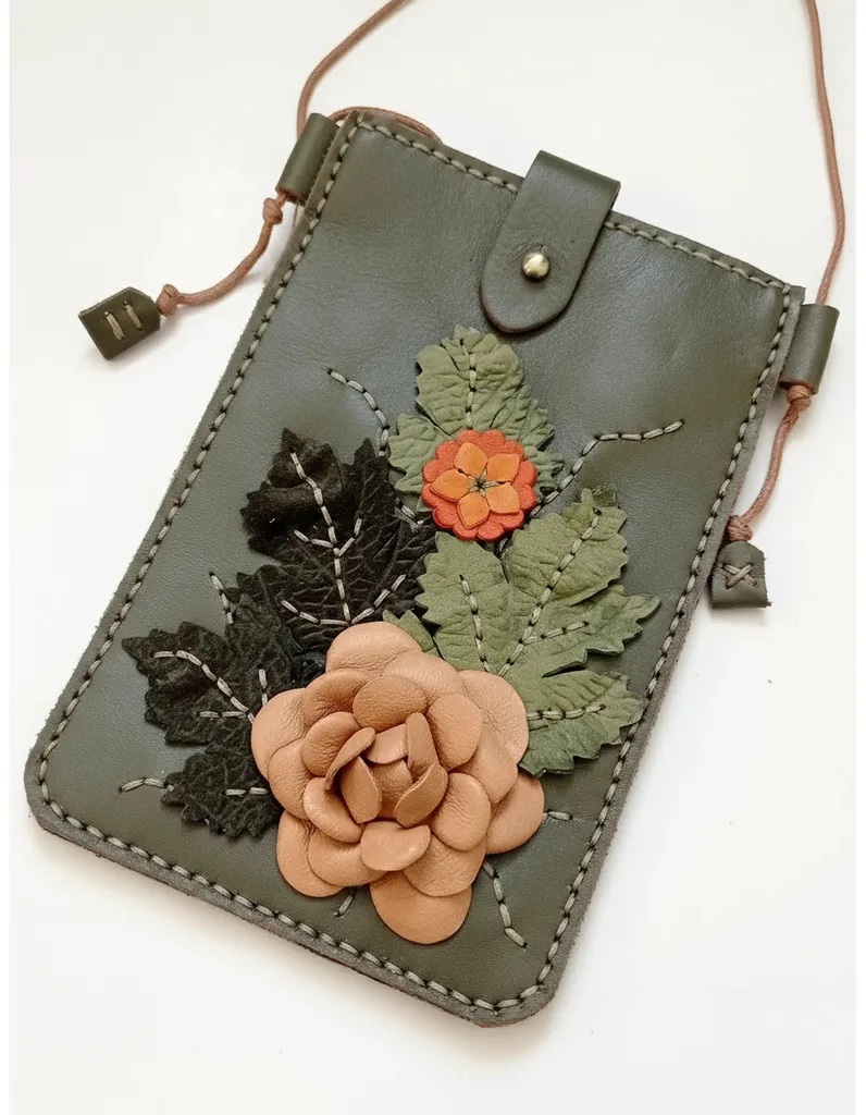 Yeşil Deri Çiçek Detaylı Telefonluk - El İşçiliği Aksesuar