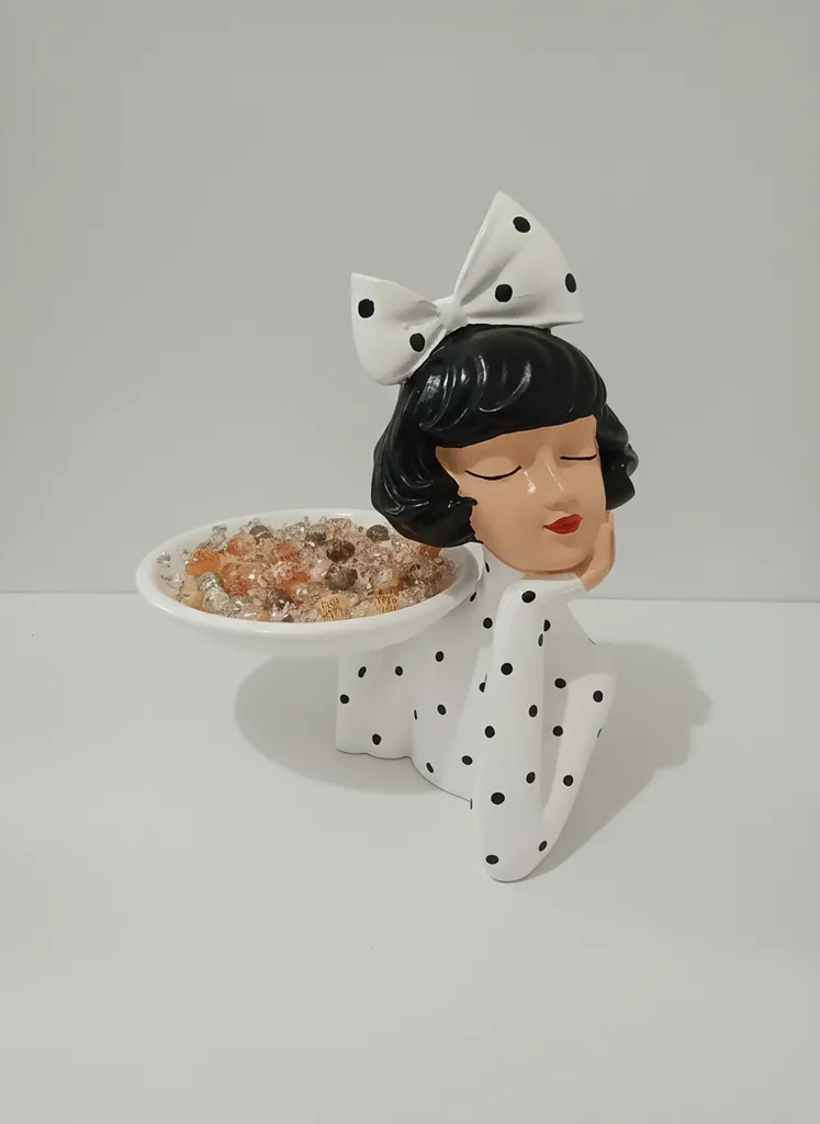 Dekoratif Sunumcu Kız Objesi - Puantiyeli El Emeği Tasarım