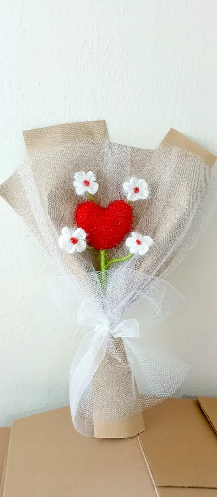 Kırmızı Kalp ve Beyaz Çiçeklerden Oluşan Örgü Buket - El Yapımı