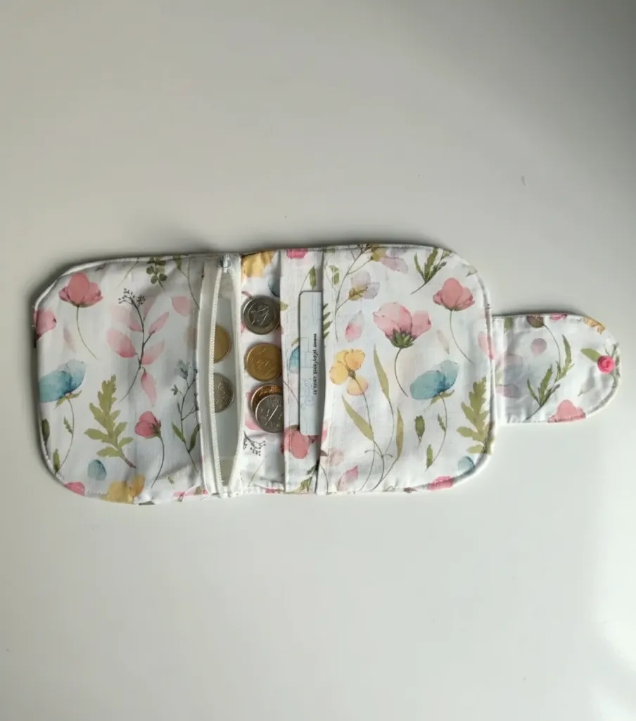 Çiçek Desenli Kartlık ve Fermuarlı Bölmeli Poplin Kumaş Cüzdan