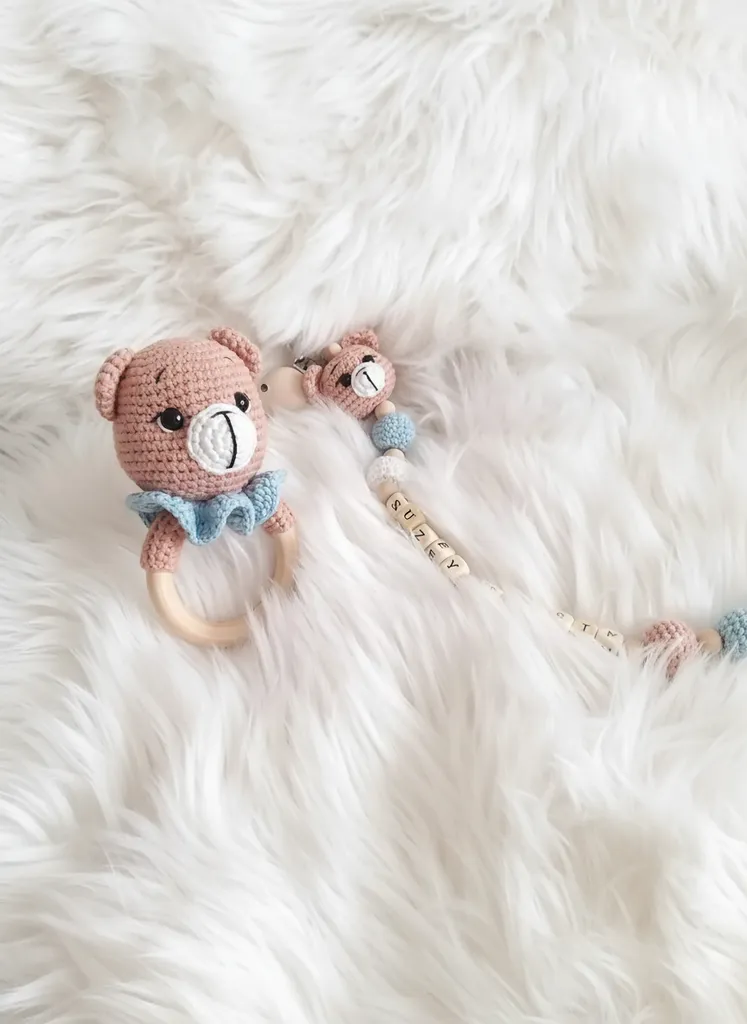 Örme Ayıcık Çıngırak ve İsimli Emzik Askısı İkili Set