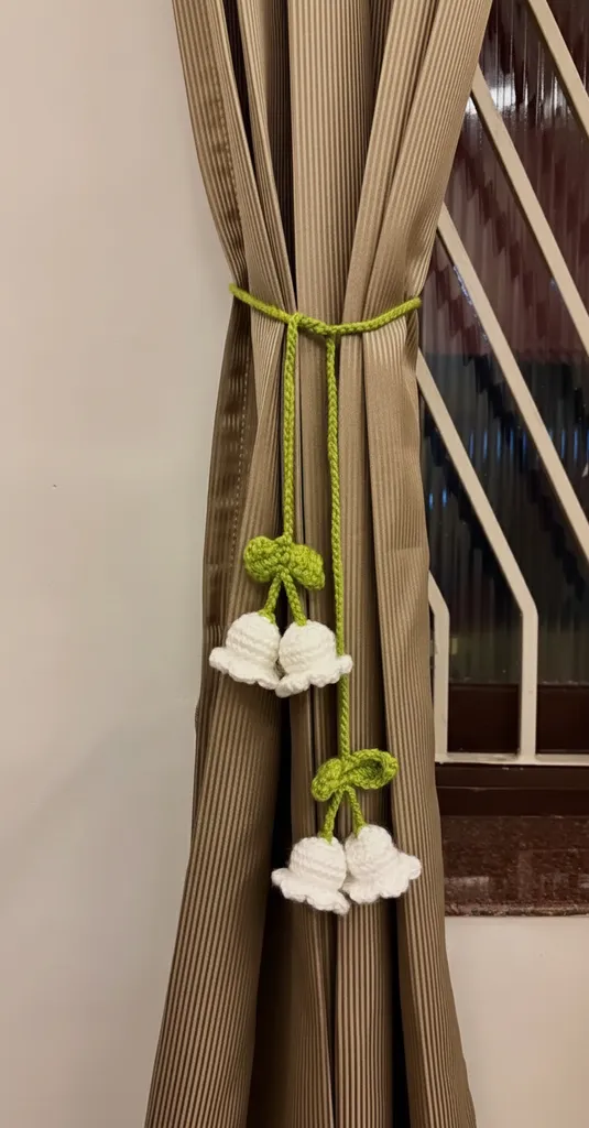 Beyaz Çiçekli Yeşil Örgü Perde Tutucu - El Yapımı Dekoratif Süs