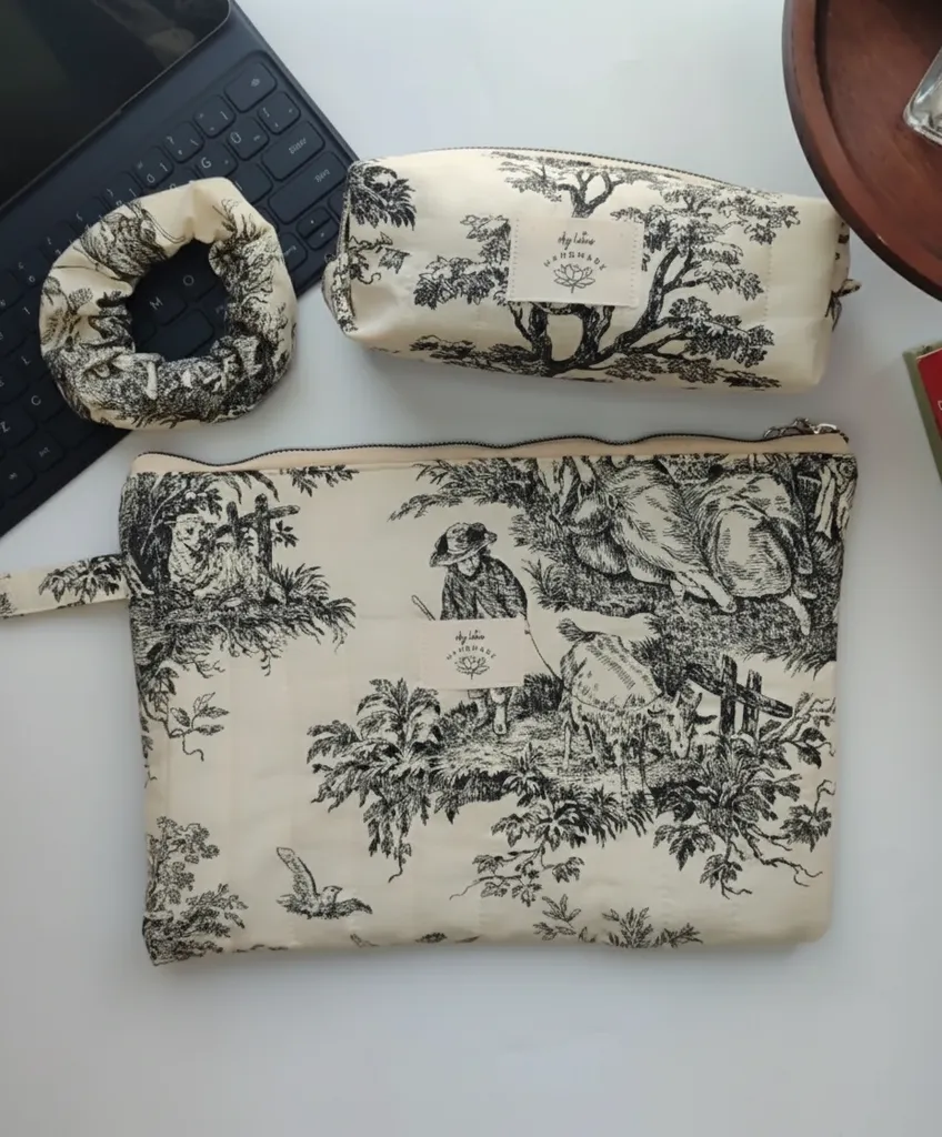 Toile de Jouy Desenli Portföy Çanta, Kalemlik ve Toka Seti