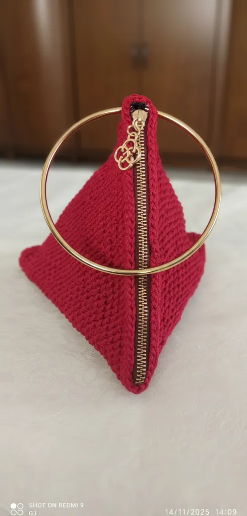 Koyu Kırmızı Örgü Piramit Çanta - Gold Detaylı ve Halka Saplı