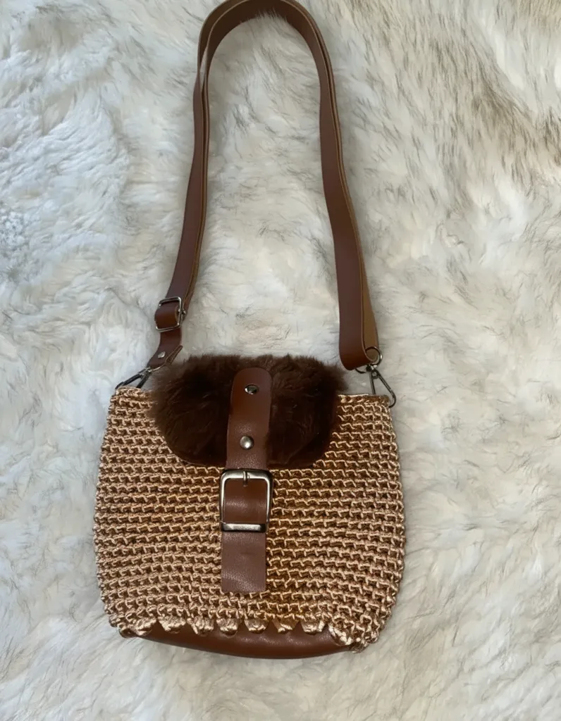 Kahverengi Örgü Desenli Telefon Çantası Kürklü Kapaklı - El Örgüsü