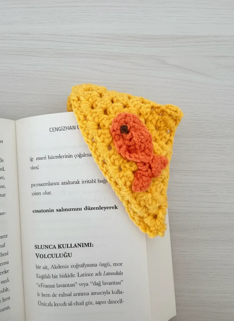Sarı Renkli Tığ İşi Balıklı Kitap Ayracı - El Emeği