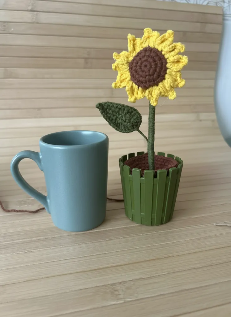 Yeşil Saksıda Örgü Ayçiçeği ve Mavi Kupa Bardak Seti - El Emeği