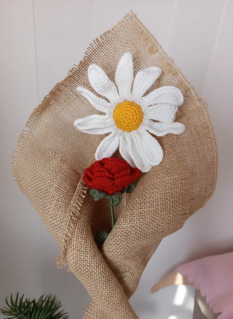 Tığ İşi Beyaz Papatya ve Kırmızı Gül Buketi - El Emeği