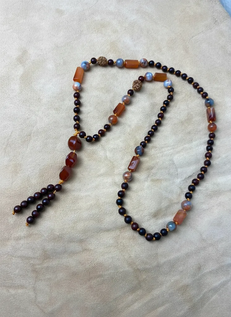 Rudraksha, Howlite Taşlı ve Gül Ağacı Boncuklu Mala Kolye
