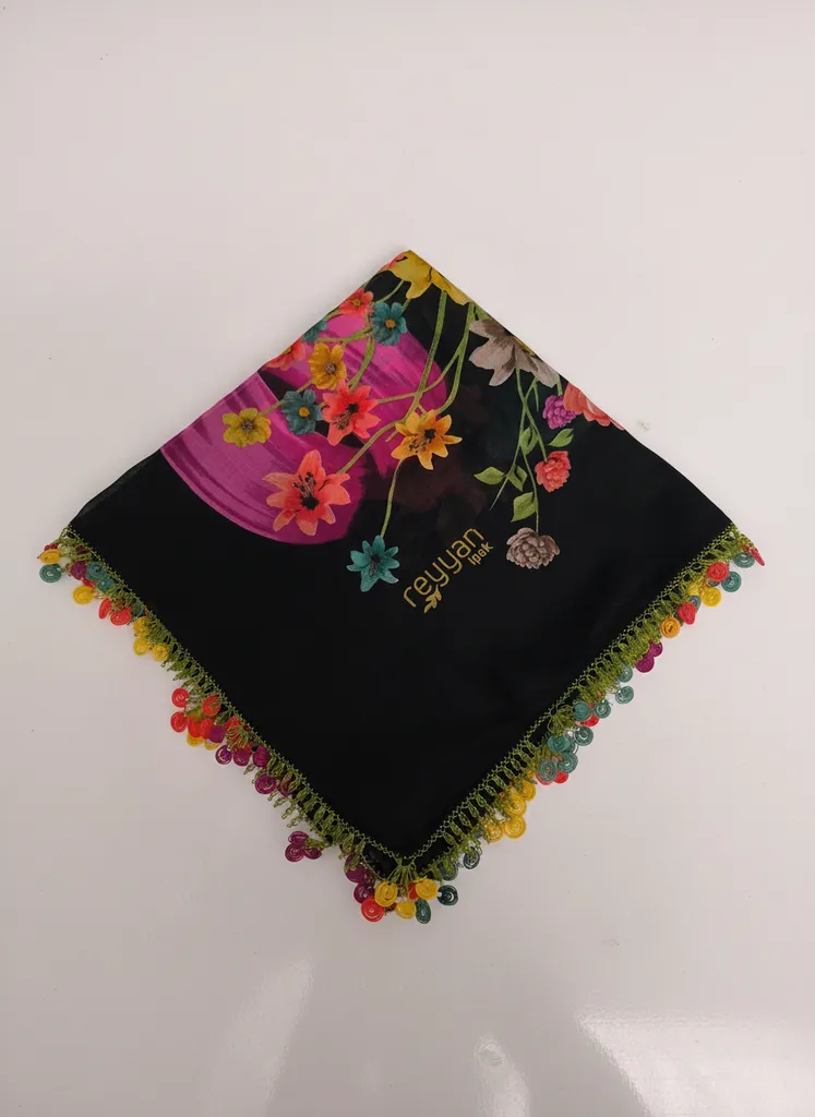 Reyyan Siyah Çiçekli İpek Tülbent - İğne Oyası Keloğlan Modeli