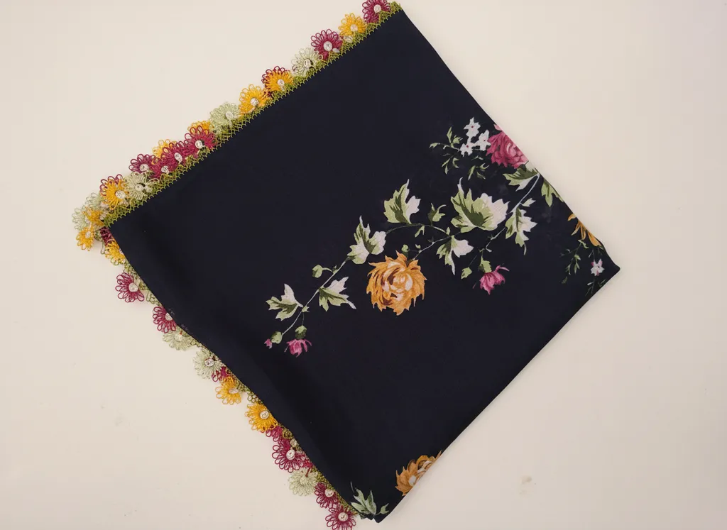 Lacivert Zemin Çiçek Desenli İğne Oyası Yazma - El Emeği