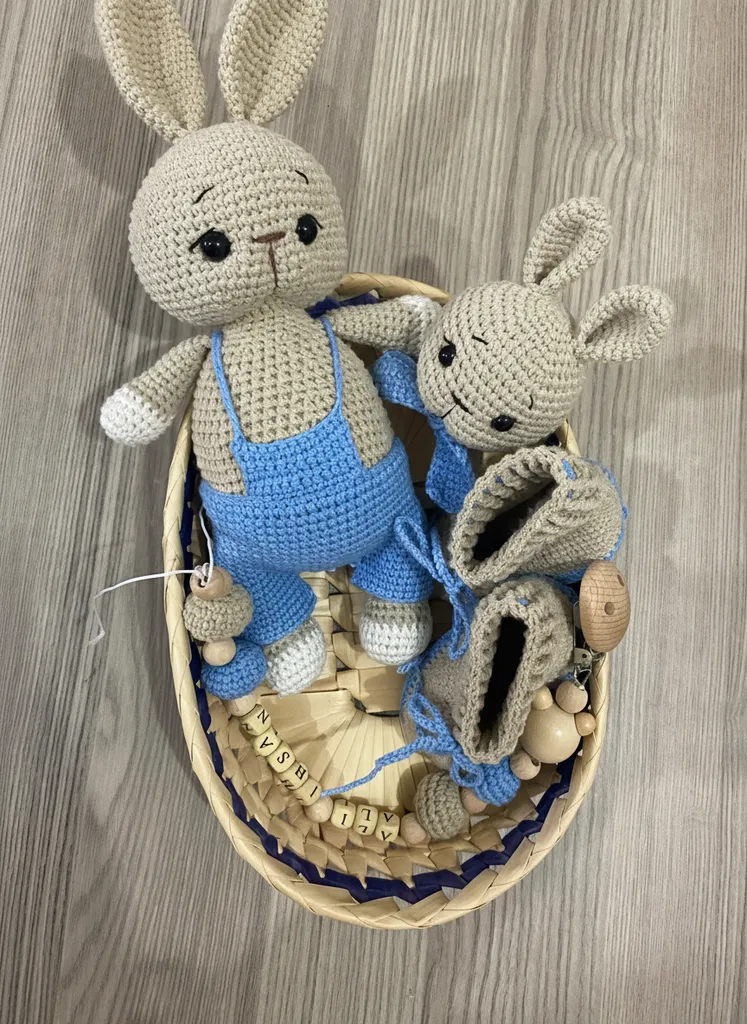 Örgü Oyuncak Tavşan Bebek Seti - Bebek Patikleri ve Ahşap Emzik Zinciri