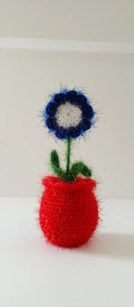 Simli İplerle Örülmüş Saksıda Mavi Çiçek - El Emeği Dekoratif Obje