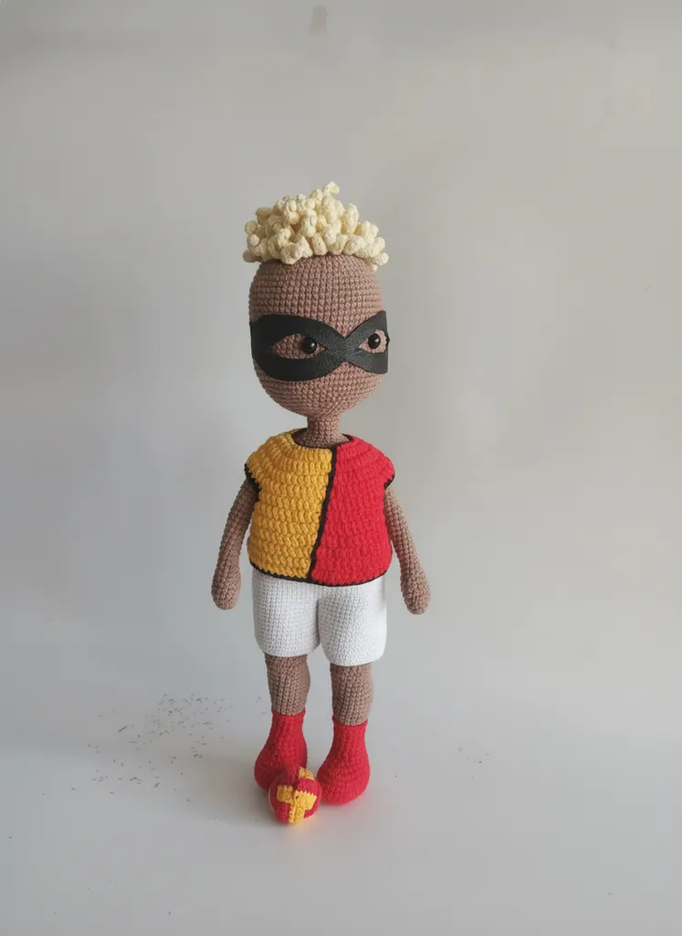 Örgü Futbolcu Oyuncak Bebek - Sarı Kırmızı Formalı - El Emeği