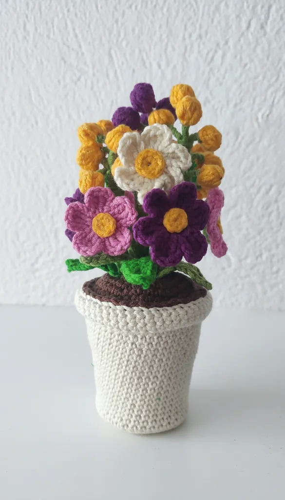 Örgü Saksıda Renkli Çiçek Buketi - El Yapımı Dekoratif Obje