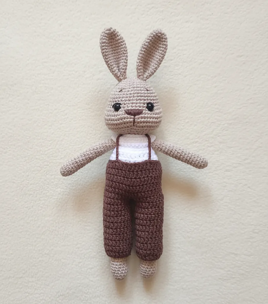 Amigurumi Tulumlu Tavşan Oyuncak - 20cm Ölçülerinde El Yapımı