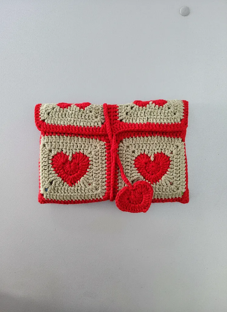 Örgü Kalp Desenli Kitap Kılıfı - Kırmızı ve Krem Renkli - El Emeği