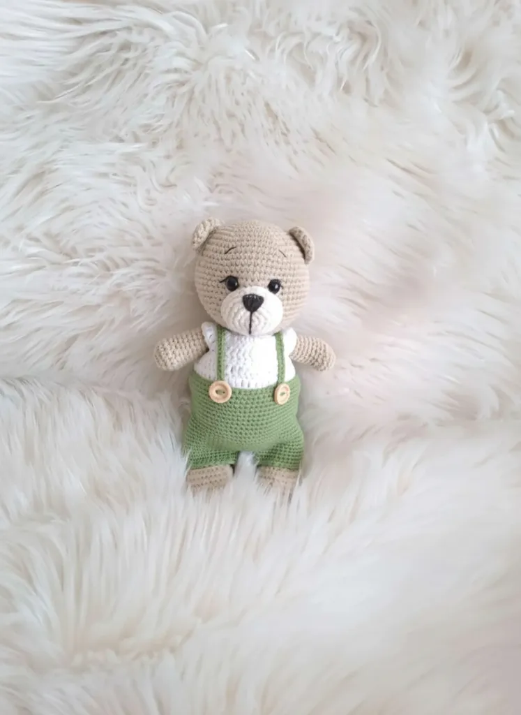 Yeşil Tulumlu Örgü Ayıcık Oyuncak Bebek - El Emeği Hediye