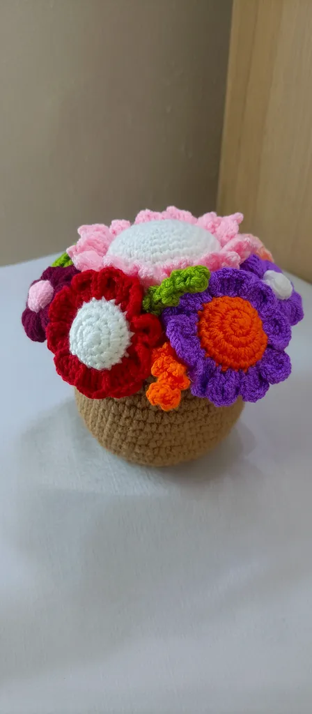 Örme Saksıda Rengarenk Çiçek Buketi - El Emeği Dekoratif Hediyelik