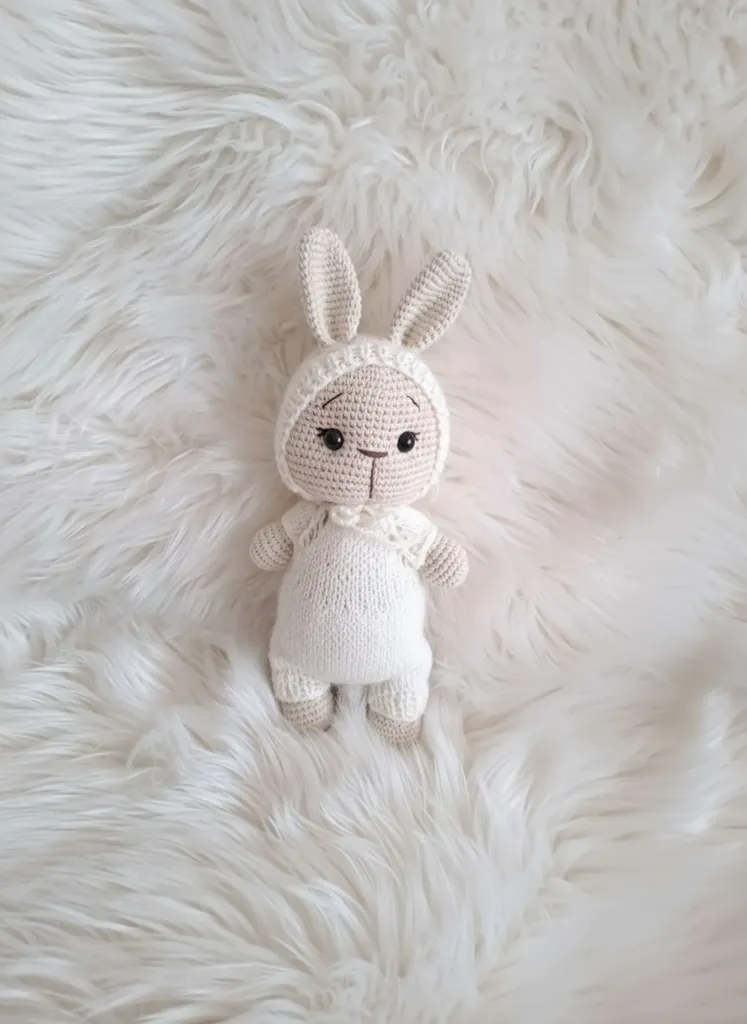 Örgü Oyuncak Tavşan - Beyaz Tulumlu, Sevimli Bebek Hediyesi
