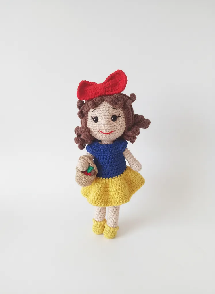 Örme Sepetli Kız Bebek Oyuncak - 20 cm Boyutunda - El Emeği