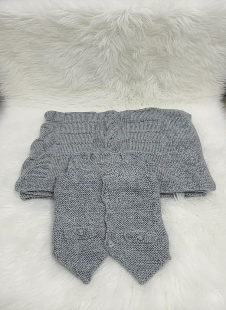Gri Bebek Battaniye ve Yelek Takımı - Bebe İpiyle El Örmesi