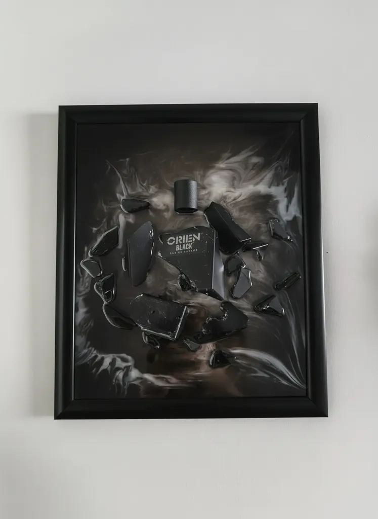 Siyah Kırık Parfüm Şişesi Temalı Epoksi Tablo - 25x30 cm