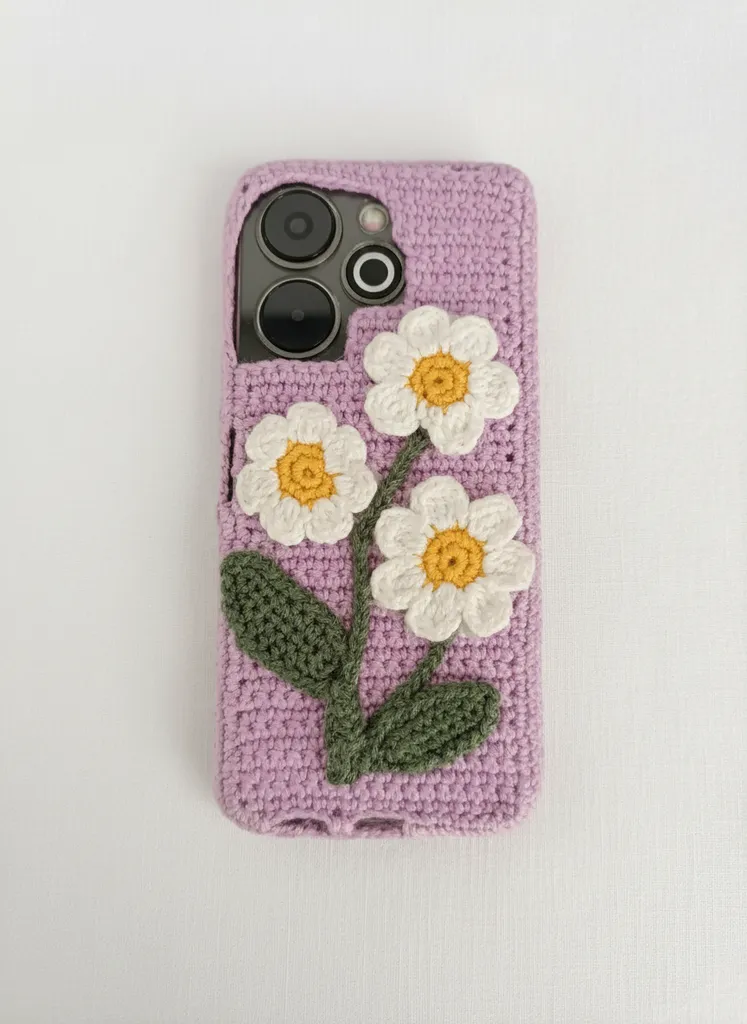 Lila Renkli Örgü Telefon Kılıfı - Papatya Desenli ve El Emeği