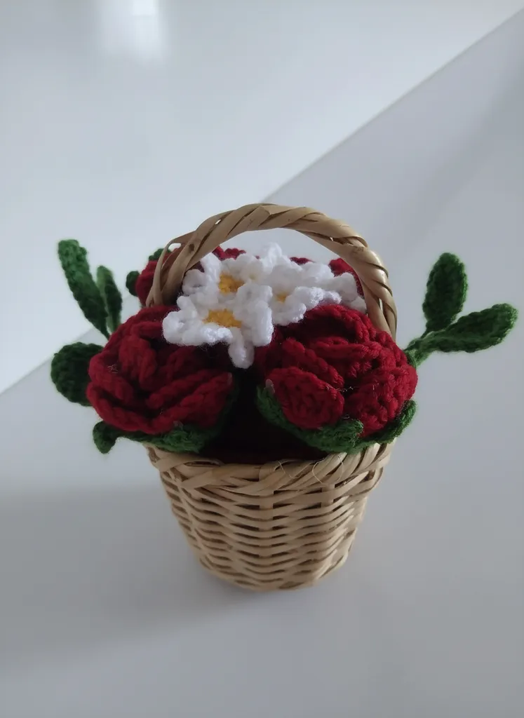 Örme Gül ve Papatya Buketi Hasır Sepet İçinde - El Emeği