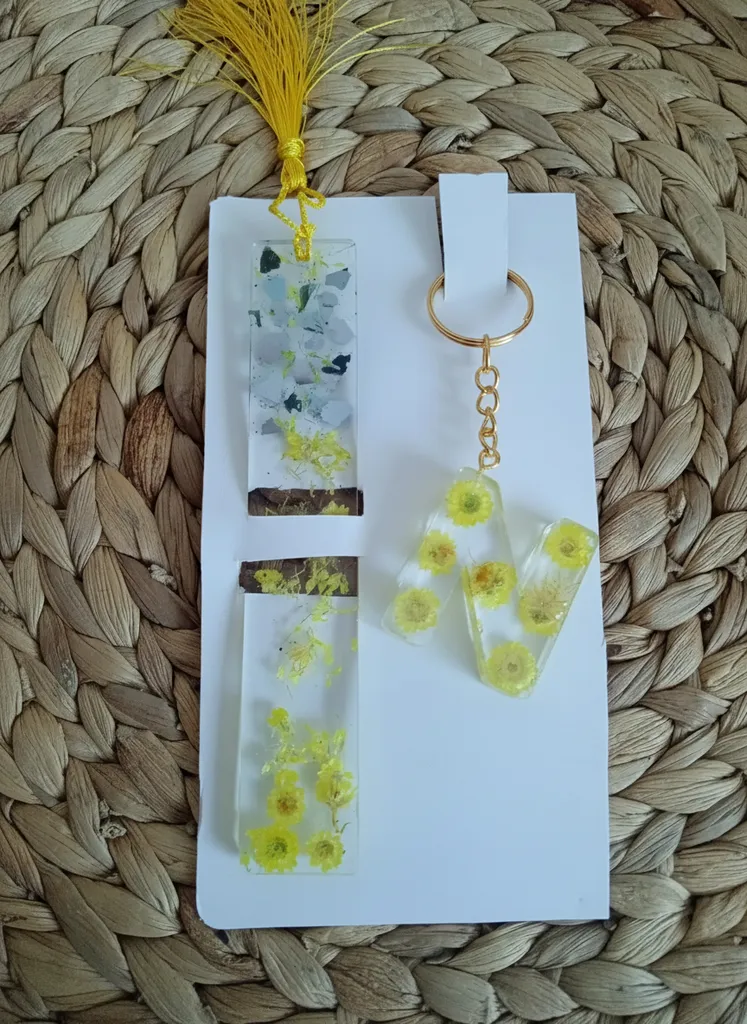 Sarı Çiçek Detaylı Epoksi Kitap Ayracı ve Harf Anahtarlık Seti