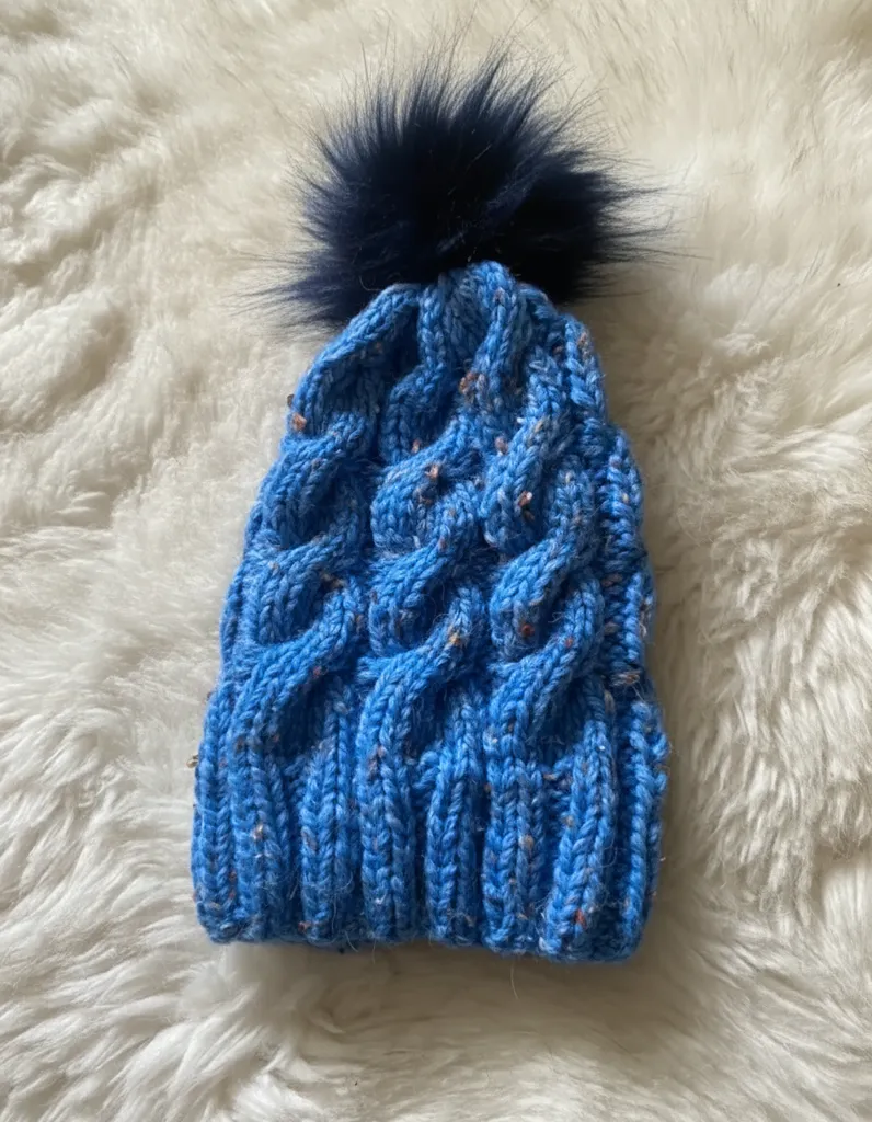 Mavi Yün Çocuk Bere - Ponponlu, Örgü Desenli, 14x23 cm - El Örgüsü