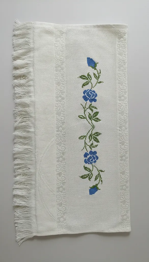 Krem Renkli Mavi Gül Desenli Kanaviçe İşlemeli Havlu Takımı