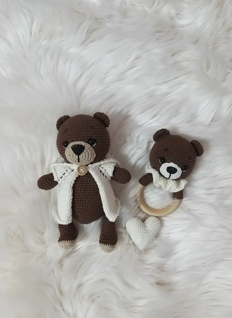 Kahverengi Örgü Ayıcık Oyuncak Seti - Çıngırak ve Kalp Detaylı