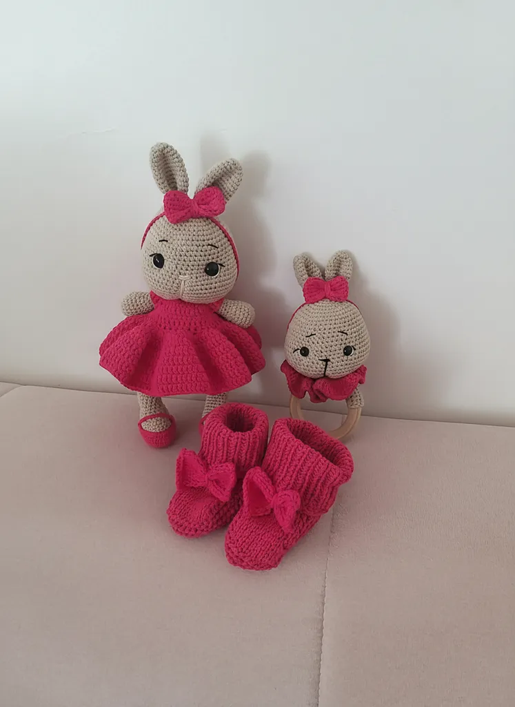 Pembe Örgü Tavşan Oyuncak, Çıngırak ve Patik Seti - El Emeği