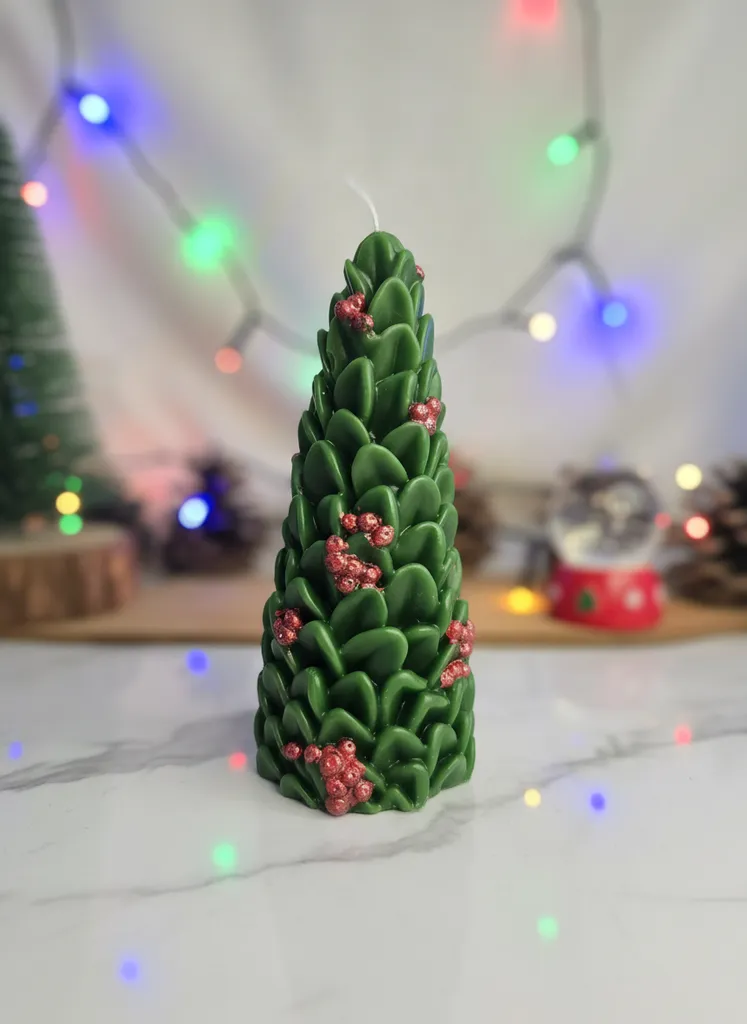 El Yapımı Yılbaşı Temalı Kokina Meyveli Yeşil Çam Ağacı Mum