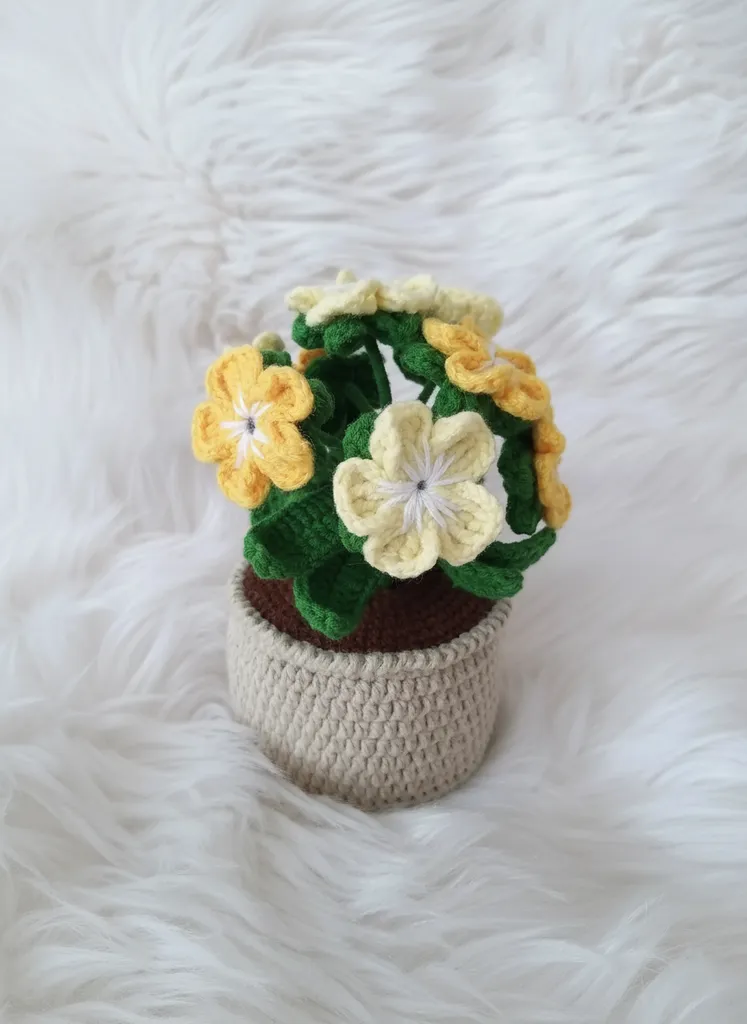 Sarı ve Krem Renkli Örgü Çiçek Saksısı - El Yapımı Dekoratif