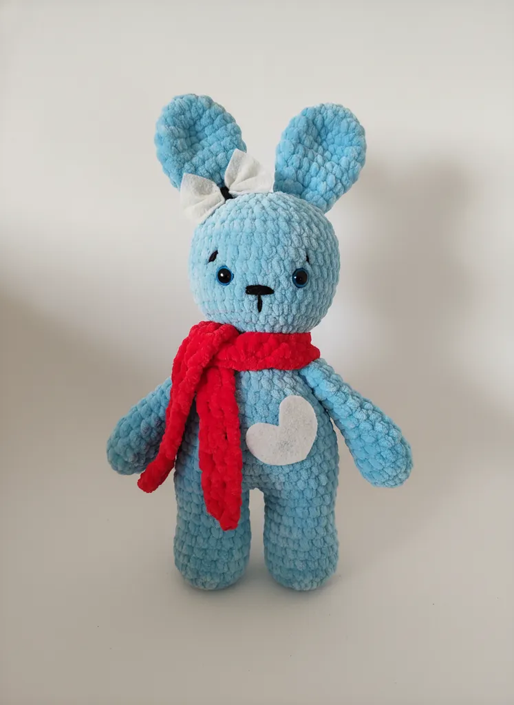 Mavi Kadife İpliği ile Örülmüş Amigurumi Tavşan Bebek Oyuncak