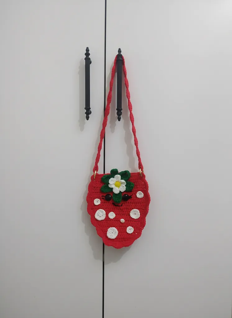 Kırmızı Örgü Çilek Çocuk Çantası - El Örgüsü Hediyelik Tokalı
