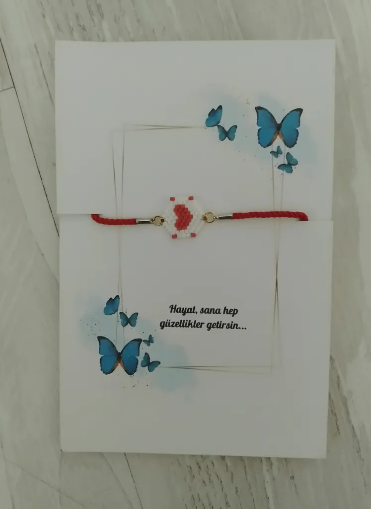 Kırmızı İpli Miyuki Kalp Desenli Ayarlanabilir Bileklik - El Yapımı