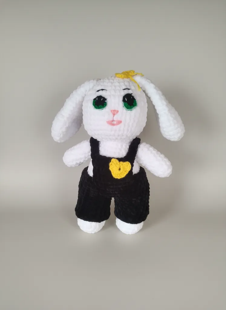 Beyaz Peluş Tavşan Oyuncak - Siyah Tulumlu, Sarı Detaylı - El Yapımı