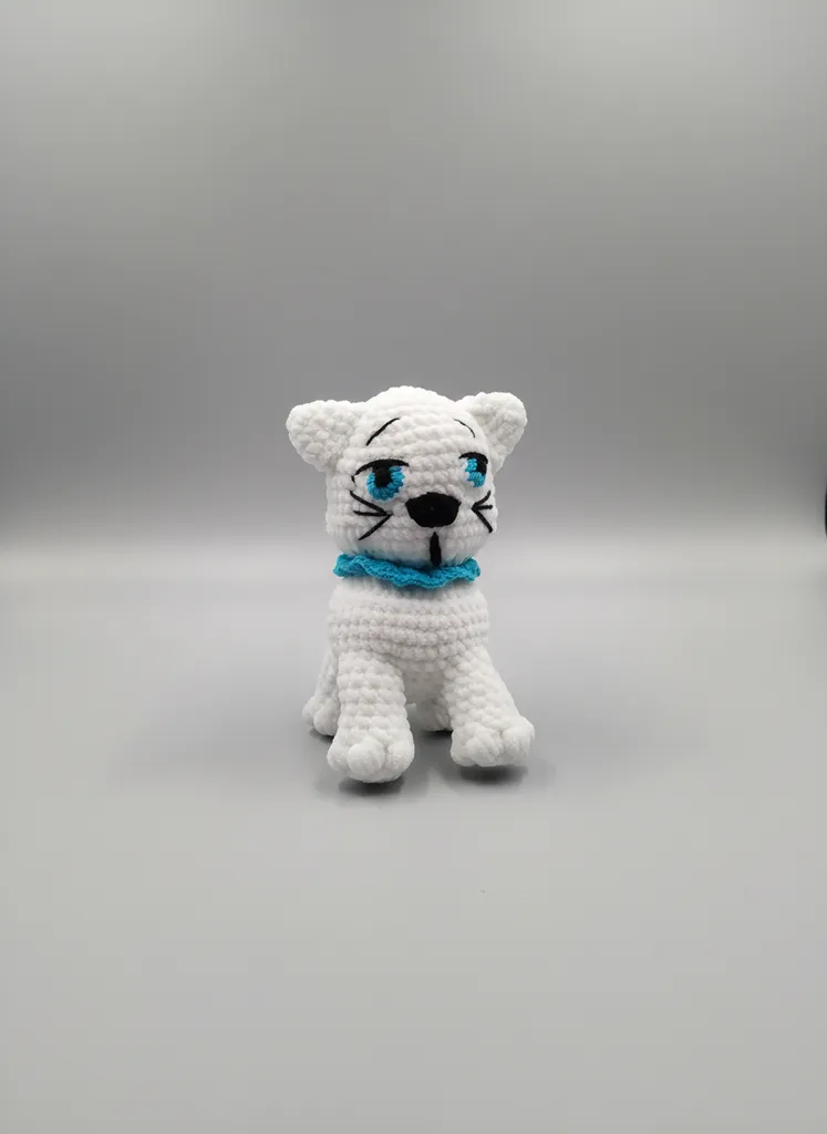 Beyaz Örme Kedi Peluş Oyuncak - Mavi Detaylı El Emeği