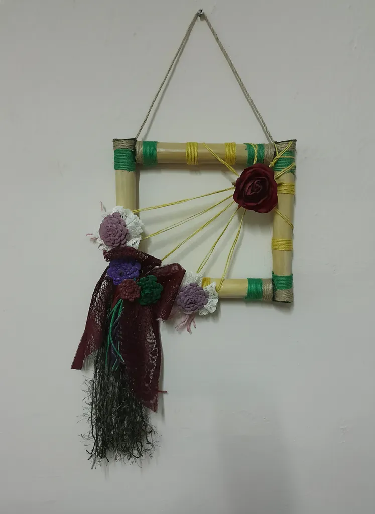 Bambu Çerçeveli Gül ve Kozalak Detaylı Dekoratif Kapı Süsü