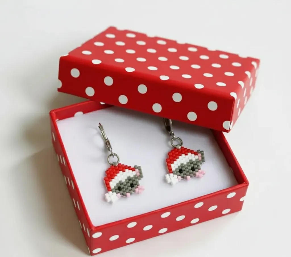 Miyuki Boncuk İşlemeli Noel Baba Figürlü Halka Küpe - El Yapımı