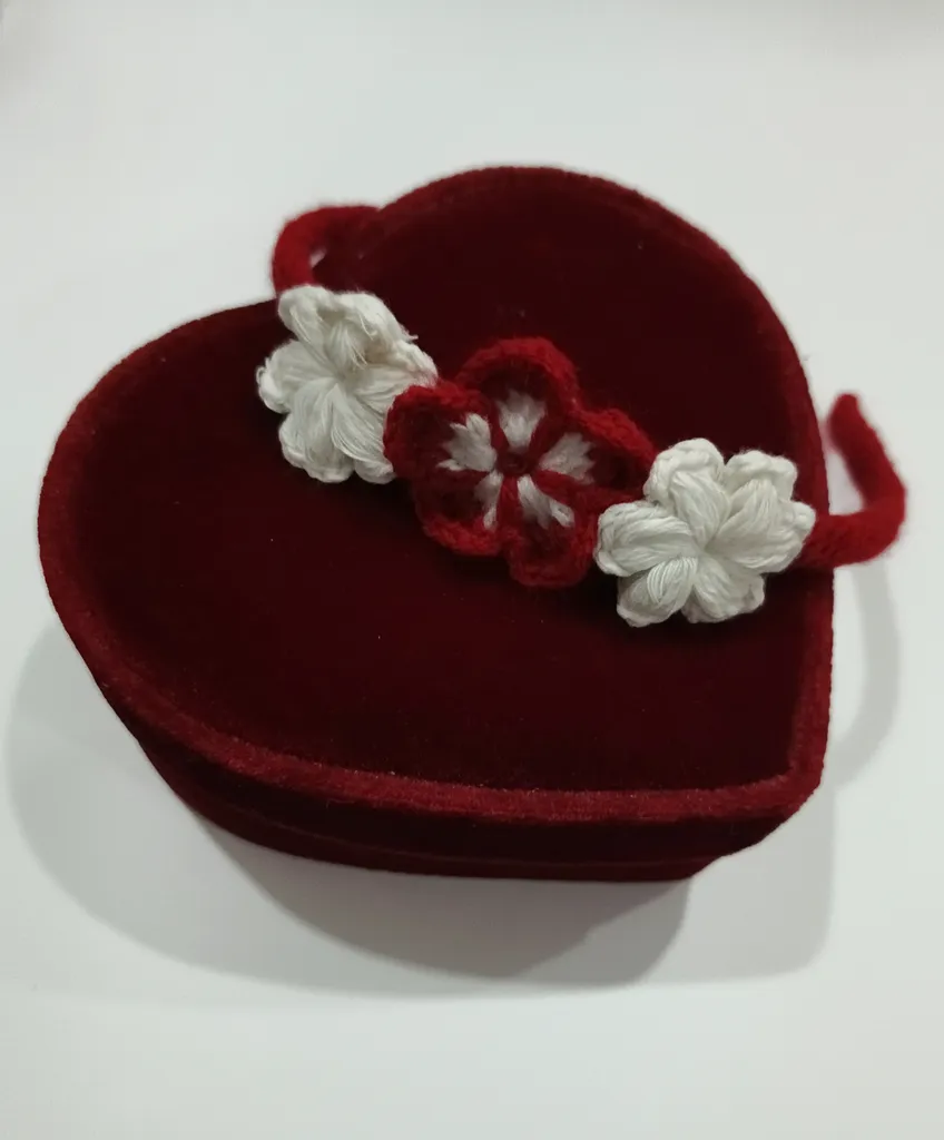 Kırmızı Kalp Şeklinde Kadife Mücevher Kutusu - El Örgüsü Çiçek Detaylı