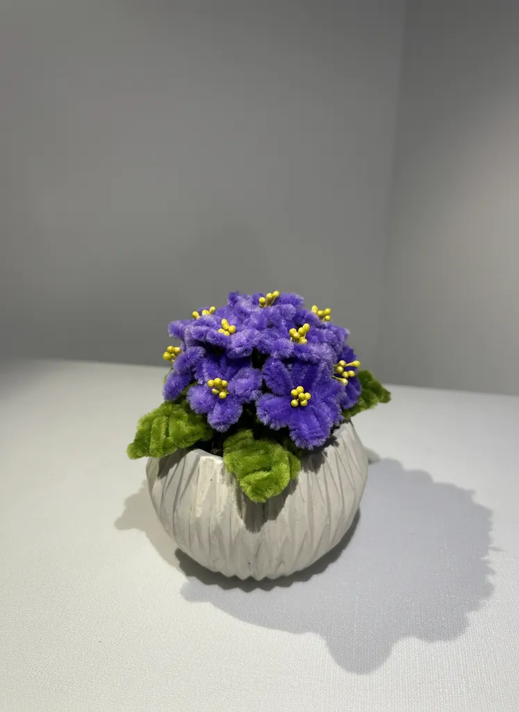 Şönil İplikten Mor Menekşe Saksısı - Dekoratif El Yapımı Çiçek